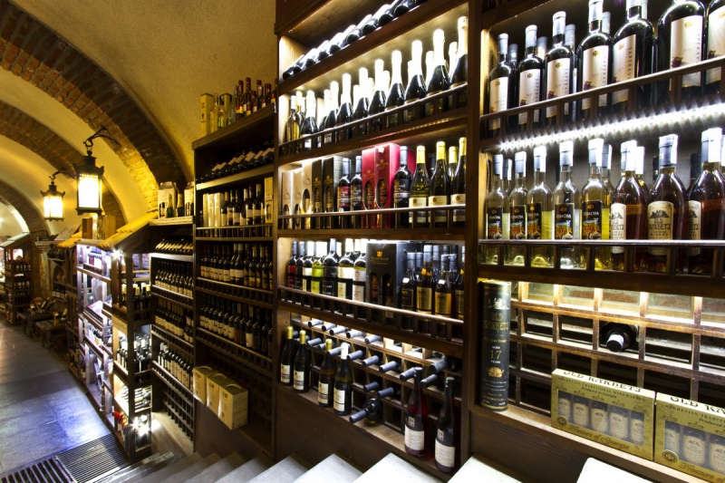 bar-SALLAGRIFFON-min_world_street_travel_shop_canon_georgia_wine_bottles-429767